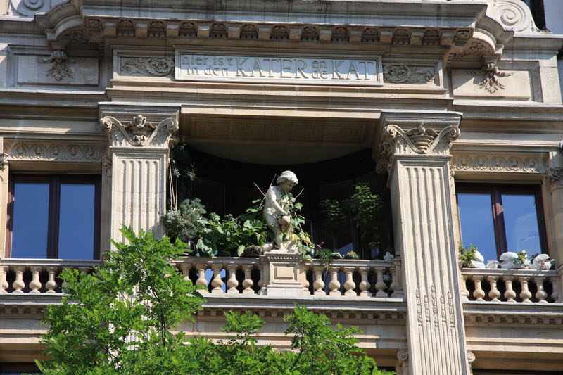 second floor balcony maison des chats